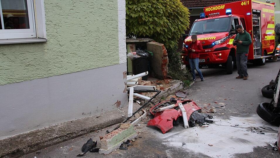 Insgesamt wurden bei dem Unfall sechs Personen verletzt - darunter auch zwei Kinder. Insgesamt wurden bei dem Unfall sechs Personen verletzt - darunter auch zwei Kinder.