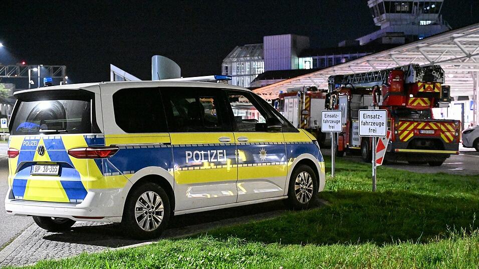 Polizei und Feuerwehr sind nach Drohnensichtungen und Flugausfällen am Flughafen München im Einsatz. Polizei und Feuerwehr sind nach Drohnensichtungen und Flugausfällen am Flughafen München im Einsatz.