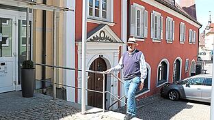 Edgar Fellner, der Mann mit Hut, auf dem Weg ins Mainburger Rathaus, das mehr als f&uuml;nf Jahrzehnte seine zweite Heimat war. Heute macht er sich offiziell ein letztes Mal dorthin auf den Weg.