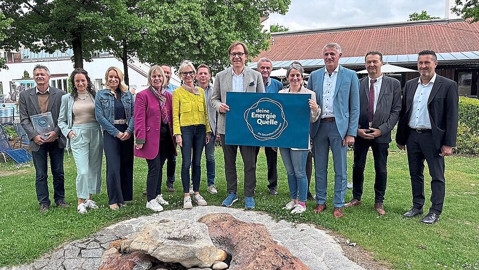 Stellten die neue Qualit&auml;tsmarke vor: Franz Altmannsperger (3. v. r.), Theresa Lorenz (4. v. r.) und Thomas Pr&ouml;ckl (5. v. r.). B&uuml;rgermeisterin Dagmar Feicht (4. v. l.) zeigte sich davon &uuml;berzeugt.