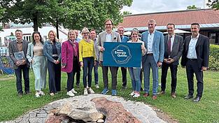 Stellten die neue Qualit&auml;tsmarke vor: Franz Altmannsperger (3. v. r.), Theresa Lorenz (4. v. r.) und Thomas Pr&ouml;ckl (5. v. r.). B&uuml;rgermeisterin Dagmar Feicht (4. v. l.) zeigte sich davon &uuml;berzeugt.