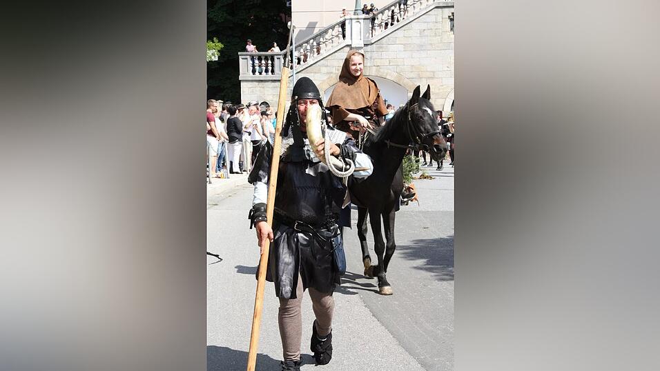 Die schönsten Augenblicke des historischen Drachenstich-Festzuges 2016. Die schönsten Augenblicke des historischen Drachenstich-Festzuges 2016.