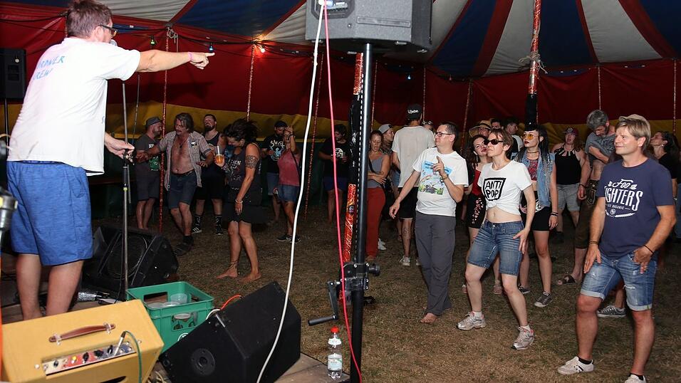 Auf dem 30. Labertalfestival wurde fröhlich miteinander gefeiert. Auf dem 30. Labertalfestival wurde fröhlich miteinander gefeiert.