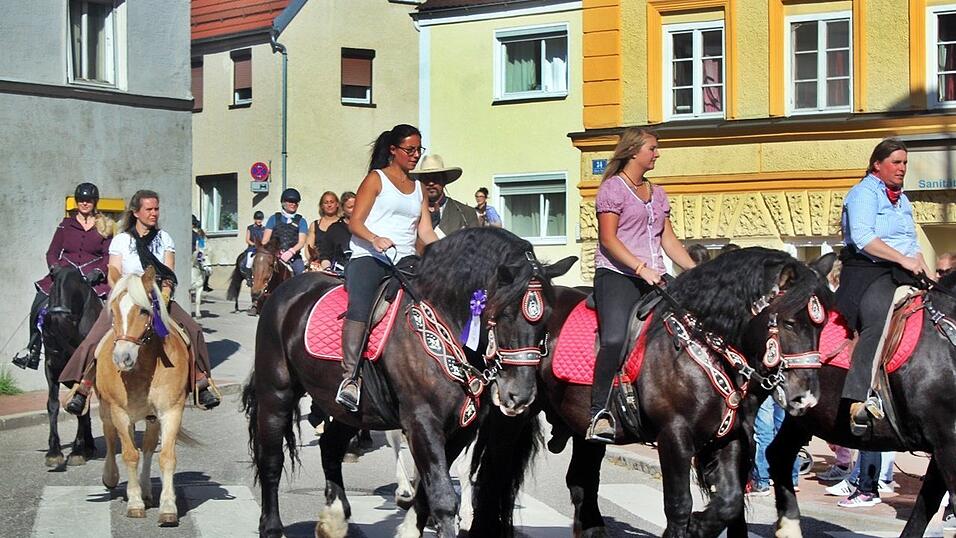 Viele Besucher verfolgten am Sonntag den Umzug auf dem Vilsbiburger Stadtplatz. Viele Besucher verfolgten am Sonntag den Umzug auf dem Vilsbiburger Stadtplatz.