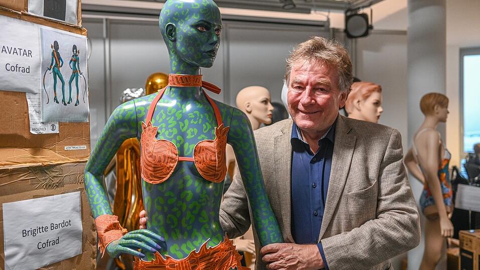 Alexander Ruscheinsky, Regensburger Unternehmer, hat jahrelang Bikinis gesammelt. Bald macht er das erste Bikinimuseum auf.