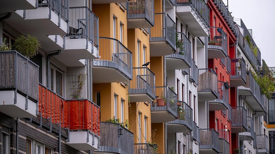 Die Wohnkosten in Großstädten sind für viele Menschen nur schwer zu stemmen. (Archivbild)