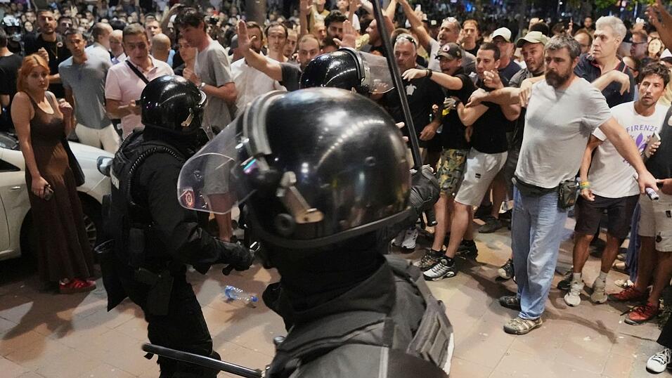Bei Protesten gegen die Regierung in Serbien kommt es zu Auseinandersetzungen zwischen Polizei und Regierungsanhängern. (Archivbild) Bei Protesten gegen die Regierung in Serbien kommt es zu Auseinandersetzungen zwischen Polizei und Regierungsanhängern. (Archivbild)