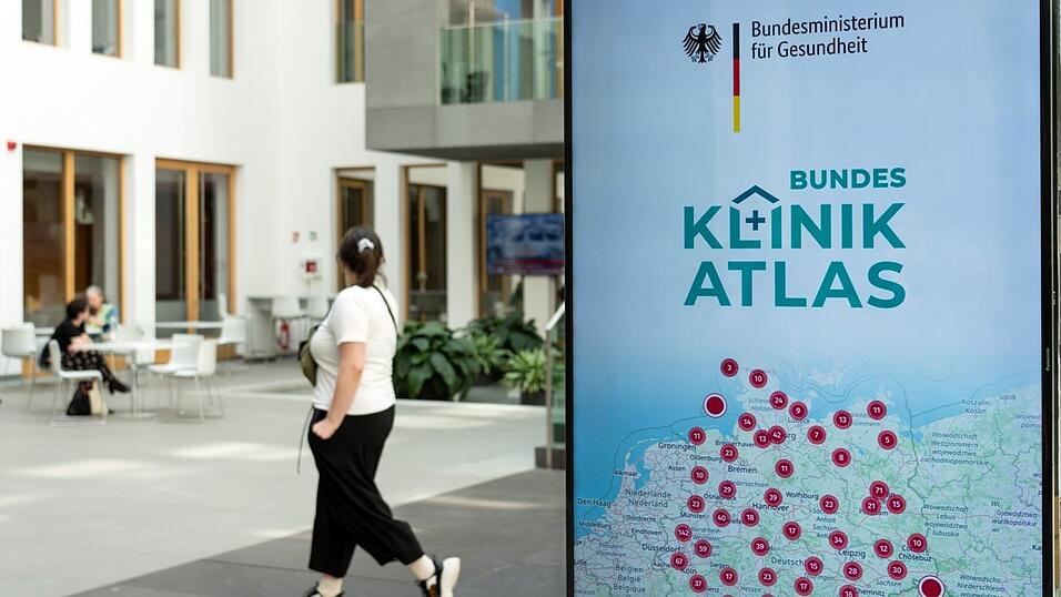 Ein Display im Foyer der Bundespressekonferenz zeigte im Mai vergangenen Jahres den neu online geschalteten Bundes-Klinik-Atlas. Jetzt droht ihm das Aus.