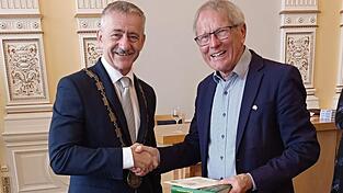 Bürgermeister Stanislav Antoš (links) zeichnete Jürgen Kögler mit einer Dankesurkunde und einem Bildband aus.
