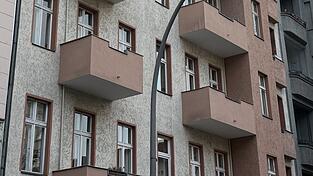 Die Berliner Polizei hat wohl einen Anschlag verhindert. Das SEK durchsuchte drei Wohnungen unter anderem in der Sonnenallee, findet unter anderem Pläne für den Bau einer Bombe. Die Berliner Polizei hat wohl einen Anschlag verhindert. Das SEK durchsuchte drei Wohnungen unter anderem in der Sonnenallee, findet unter anderem Pläne für den Bau einer Bombe.