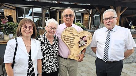Ein Geschenk mit Symbolkraft: &bdquo;Du bist aus gutem Holz geschnitzt und hast ein sehr gro&szlig;es Herz.&ldquo; Max Schmaderer (Zweiter von rechts) und Ehefrau Marianne (links) mit Thekla Schauer und Gatte Ludwig Oswald.