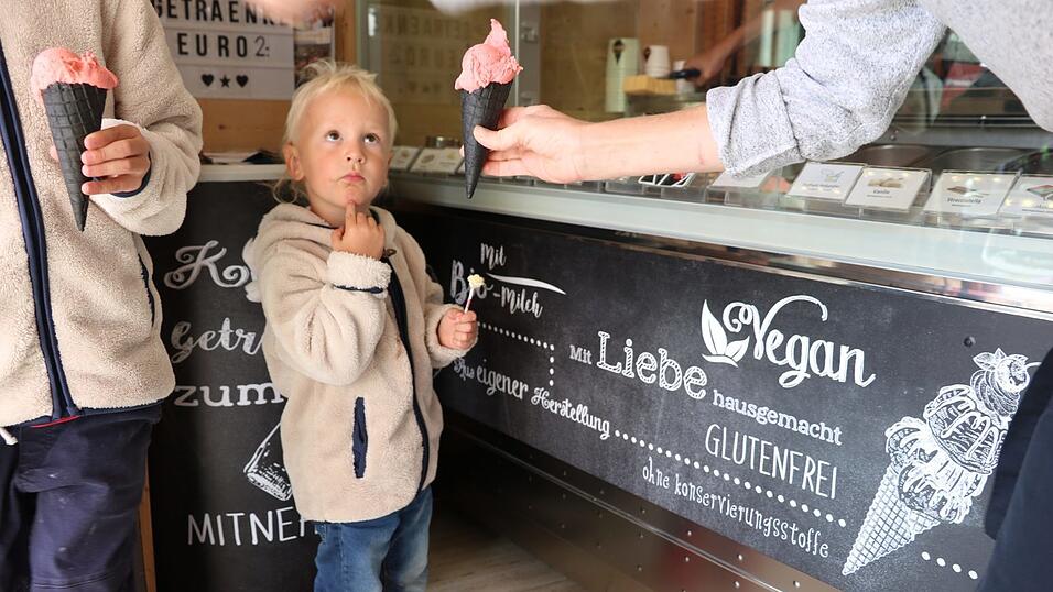Zu jung für ABC-Schützen aber dennoch vom Freis begeistert. Auch die kleinen Schleckermäuler erfreuen sich an der kostenlosen Kugel Eis. Zu jung für ABC-Schützen aber dennoch vom Freis begeistert. Auch die kleinen Schleckermäuler erfreuen sich an der kostenlosen Kugel Eis.