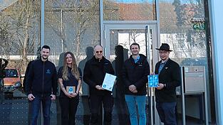 Peter Stimmler vom LBV (r.) zusammen mit den Minitüb-Mitarbeitern Florim Latifi (v.l.), Nelly Zweckl, Hans-Peter Bauer und Thomas Haslbeck vor der 'vogelfreundlichen Glasfläche'.