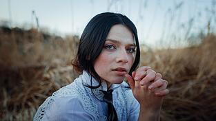 Ein Multitalent aus dem Landkreis Cham: Marie Paulus singt, spielt Gitarre und schreibt ihre eigenen Songtexte.
