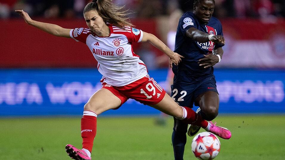 Katharina Naschenweng (links) bleibt weiterhin beim FC Bayern. (Archivbild)