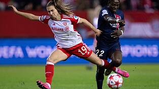 Katharina Naschenweng (links) bleibt weiterhin beim FC Bayern. (Archivbild)