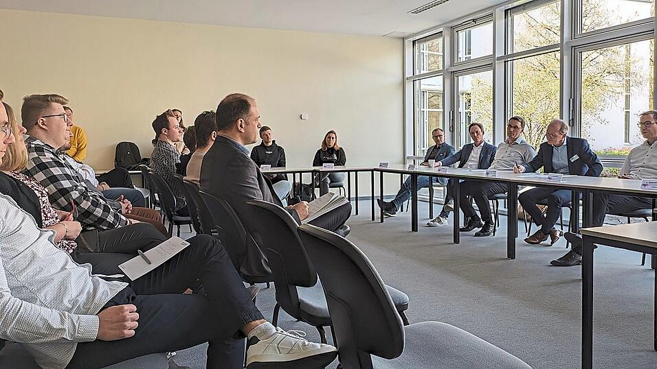 Zugewandt war nicht nur räumlich die Atmosphäre beim Firmenkontakttag der EDV-Schulen: Absolventen wie Vertreter der Unternehmen zeigten großes Interesse aneinander - entsprechend offen wurden die für potenzielle Arbeitsverhältnisse relevanten Themen diskutiert. Zugewandt war nicht nur räumlich die Atmosphäre beim Firmenkontakttag der EDV-Schulen: Absolventen wie Vertreter der Unternehmen zeigten großes Interesse aneinander - entsprechend offen wurden die für potenzielle Arbeitsverhältnisse relevanten Themen diskutiert.