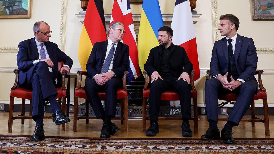 In dieser Runde werden oft wichtige Strategiefragen in der Ukraine-Politik besprochen: Bundeskanzler Merz (l-r), der britische Premier Starmer, der ukrainische Präsident Selenskyj und der französische Präsident Macron. (Archivbild) In dieser Runde werden oft wichtige Strategiefragen in der Ukraine-Politik besprochen: Bundeskanzler Merz (l-r), der britische Premier Starmer, der ukrainische Präsident Selenskyj und der französische Präsident Macron. (Archivbild)