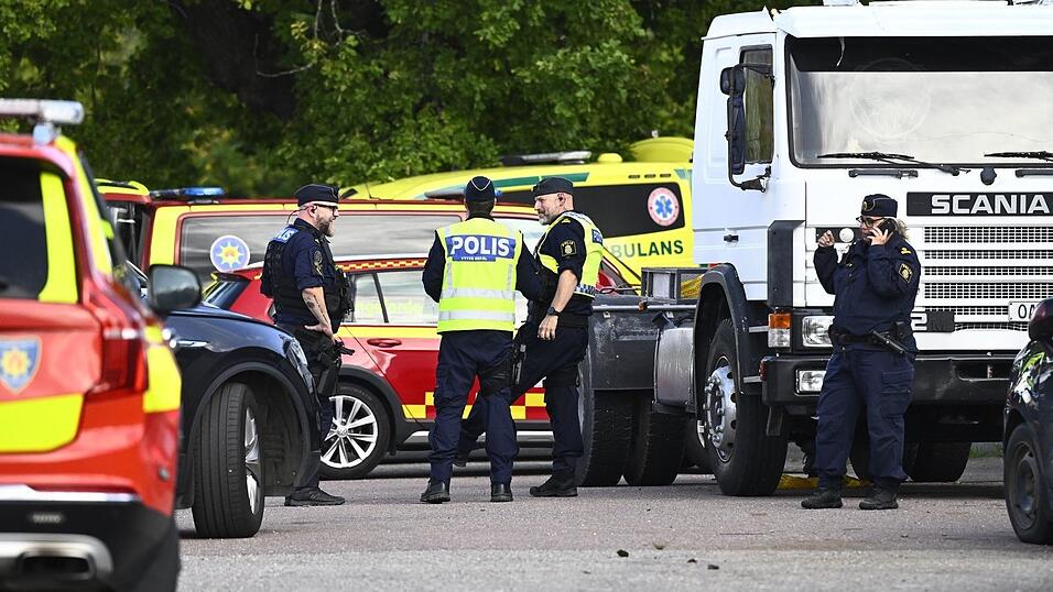 Ein Angreifer verletzte an der Schule mehrere Menschen, eine Person starb. Ein Angreifer verletzte an der Schule mehrere Menschen, eine Person starb.