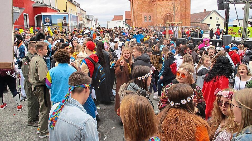 Der Umzug zog jedes Jahr viele Besucher nach Teisbach, wie zuletzt 2020, drei Wochen vor dem Lockdown.
