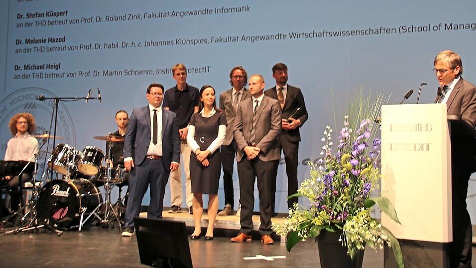 Professor Dr. Andreas Grzemba würdigte die Promotionen von Dr.-Ing. Franz Xaver Röhrl, Dr. rer. nat. Raphaela Pagany, Dr. Stefan Küspert, Dr. Melanie Hagod und Dr. Michael Heigl. Professor Dr. Andreas Grzemba würdigte die Promotionen von Dr.-Ing. Franz Xaver Röhrl, Dr. rer. nat. Raphaela Pagany, Dr. Stefan Küspert, Dr. Melanie Hagod und Dr. Michael Heigl.