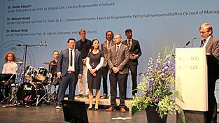 Professor Dr. Andreas Grzemba w&uuml;rdigte die Promotionen von Dr.-Ing. Franz Xaver R&ouml;hrl, Dr. rer. nat. Raphaela Pagany, Dr. Stefan K&uuml;spert, Dr. Melanie Hagod und Dr. Michael Heigl.