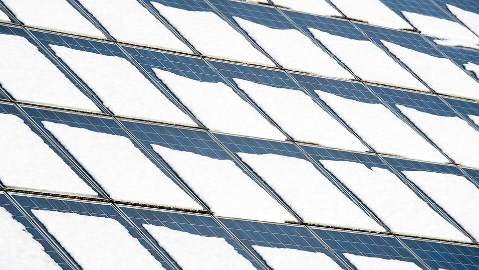 Im Winter wird wetterbedingt weniger Sonnenstrom produziert. Batteriespeicher können helfen, die natürlichen Schwankungen auszugleichen. (Illustration) Im Winter wird wetterbedingt weniger Sonnenstrom produziert. Batteriespeicher können helfen, die natürlichen Schwankungen auszugleichen. (Illustration)