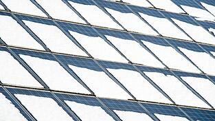 Im Winter wird wetterbedingt weniger Sonnenstrom produziert. Batteriespeicher können helfen, die natürlichen Schwankungen auszugleichen. (Illustration)