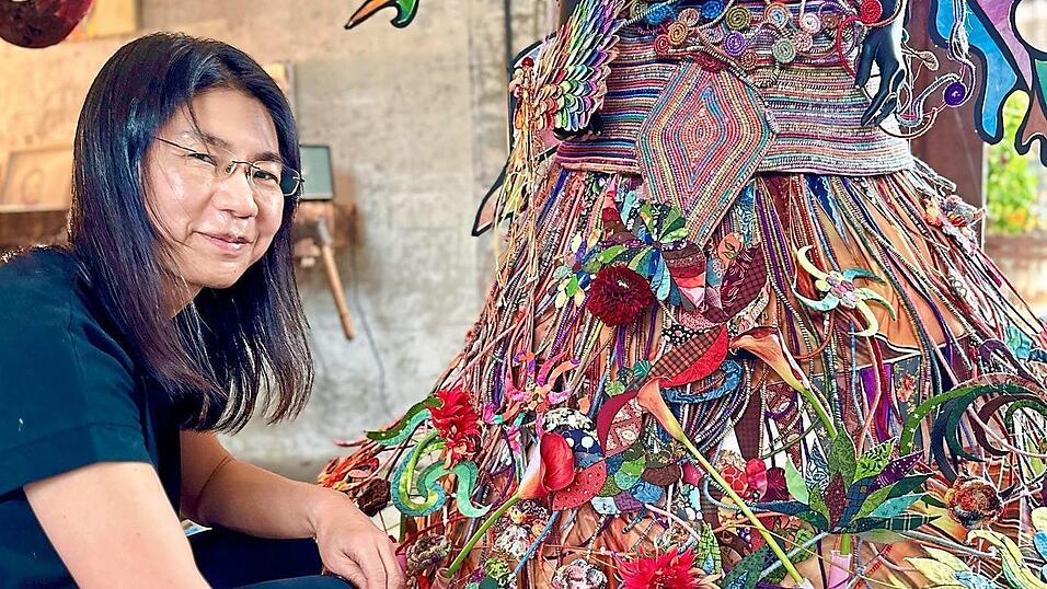 Akademieleiterin Moon Hyun Sun an ihrem eigenen Werk.