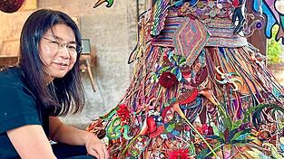Akademieleiterin Moon Hyun Sun an ihrem eigenen Werk.