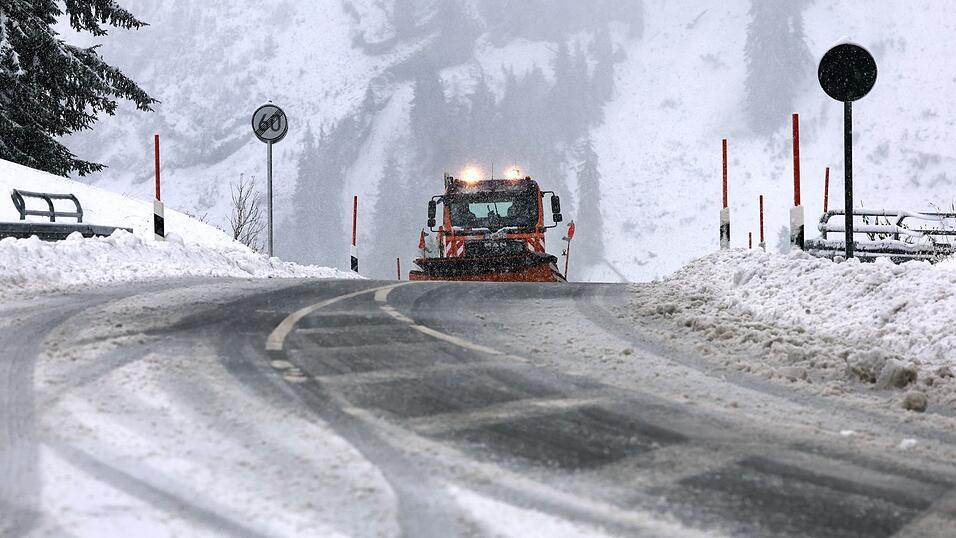 Mit 880 Fahrzeugen gewährleistet der Freistaat Bayern in der bevorstehenden Saison den Winterdienst auf Bundes- und Landesstraßen. (Archivbild)