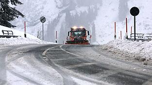 Mit 880 Fahrzeugen gewährleistet der Freistaat Bayern in der bevorstehenden Saison den Winterdienst auf Bundes- und Landesstraßen. (Archivbild) Mit 880 Fahrzeugen gewährleistet der Freistaat Bayern in der bevorstehenden Saison den Winterdienst auf Bundes- und Landesstraßen. (Archivbild)