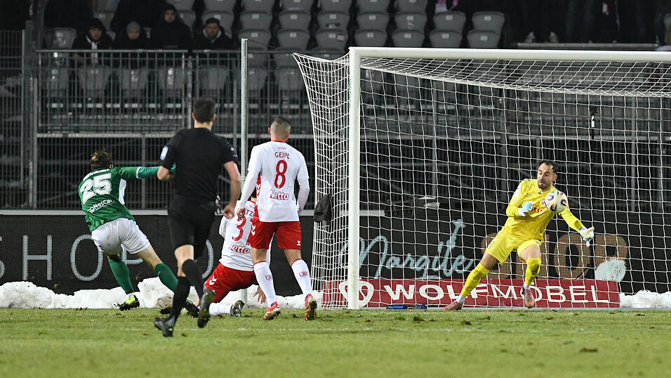 Held in Gelb: In der Nachspielzeit wehrt Jahn-Torwart Felix Gebhardt mit dem linken Arm den m&ouml;glichen Ausgleich durch Schweinfurts Manuel Wintzheimer (links) ab.