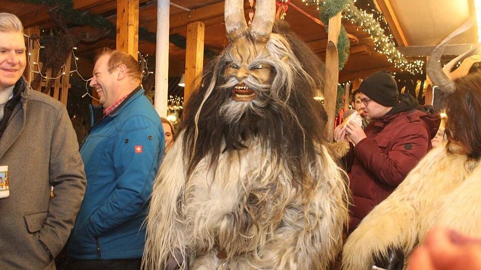 Die Perchtengruppe 'Frisinger Fratz'n' trat am Mittwochabend auf dem Landshuter Christkindlmarkt auf. Die Perchtengruppe 'Frisinger Fratz'n' trat am Mittwochabend auf dem Landshuter Christkindlmarkt auf.