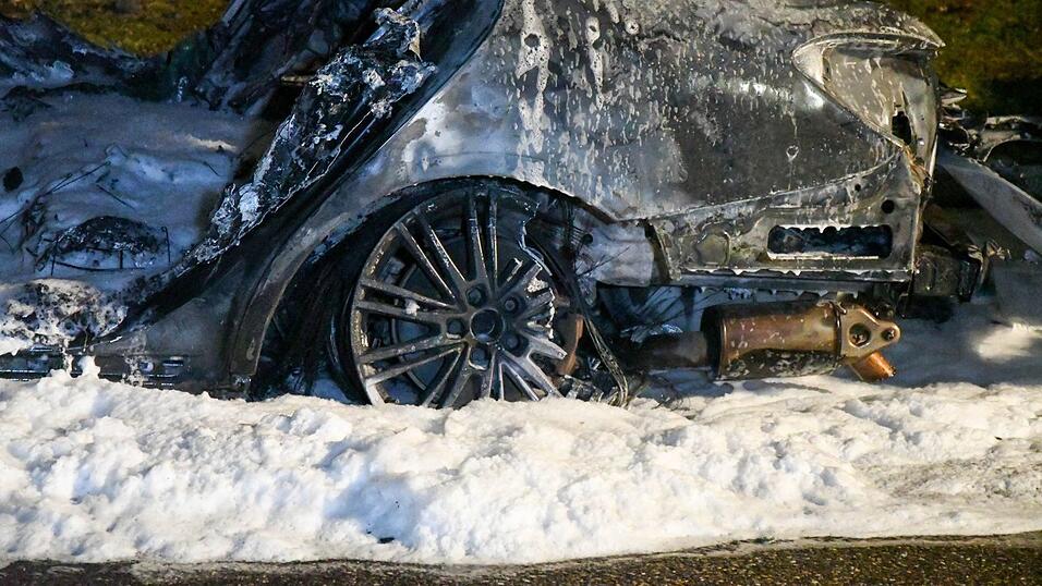 In Regensburg brannten am Samstagabend vier Fahrzeuge. In Regensburg brannten am Samstagabend vier Fahrzeuge.