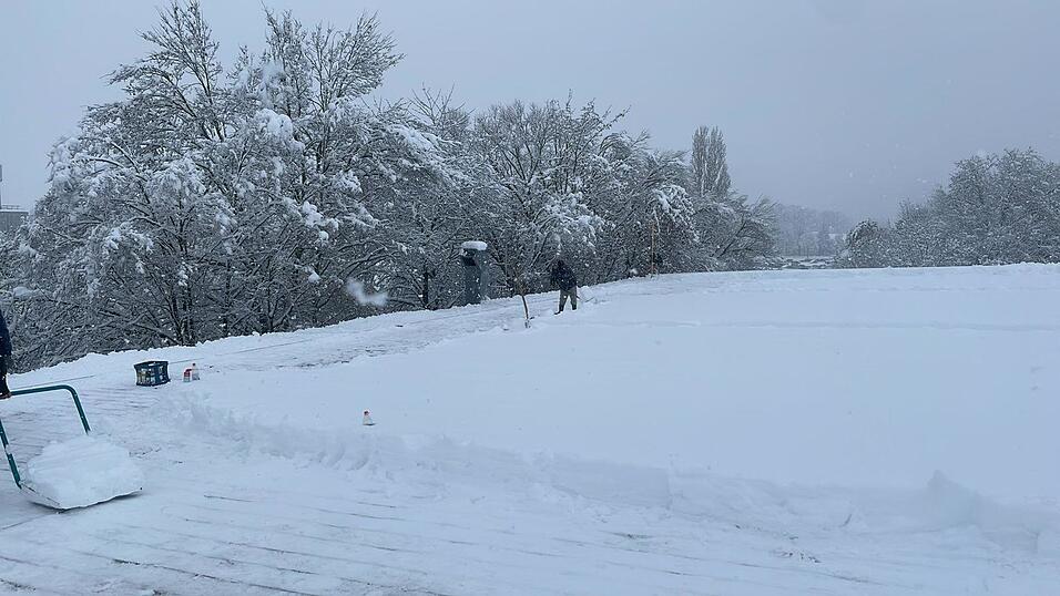 Die Firma 'Leutner und Gruber GmbH' ist schon den ganzen Tag auf dem Dach des Straubinger Eisstadions zugange, um es von rund 40 Zentimeter hoch liegendem Neuschnee zu befreien.