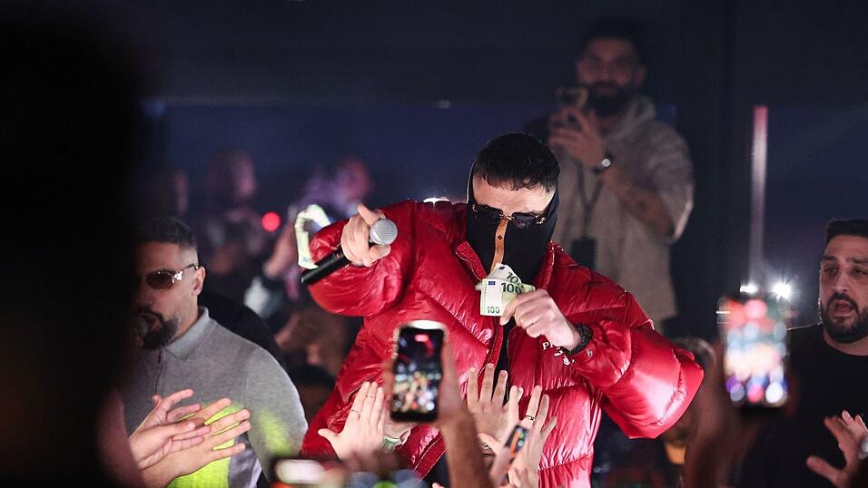 Haftbefehl trat am Wochenende in Gießen auf. Haftbefehl trat am Wochenende in Gießen auf.