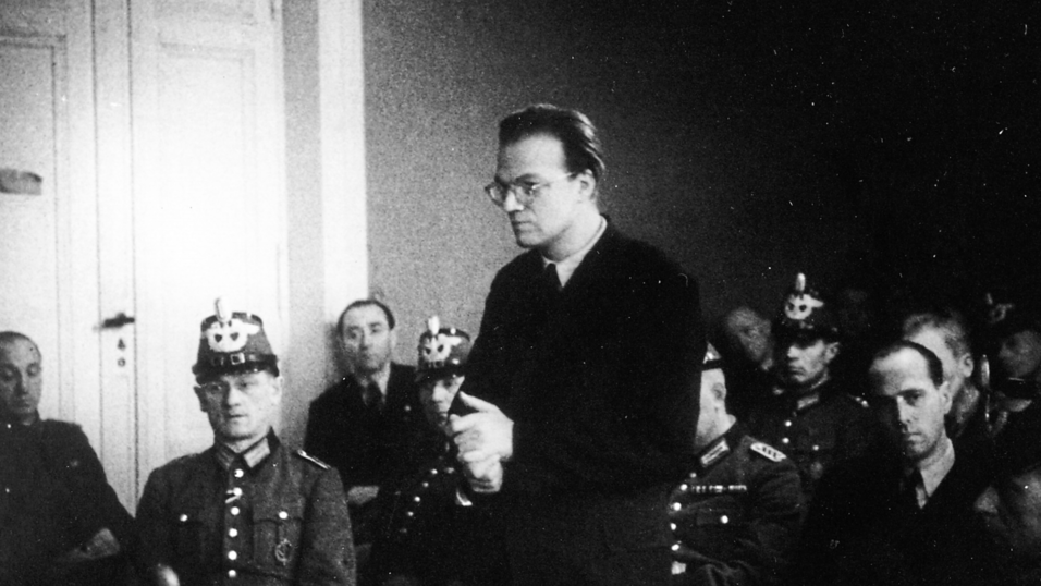 Alfred Delp vor dem Volksgerichtshof. Am 11. Januar 1945 wurde er wegen Hoch- und Landesverrats zu Tode verurteilt. Am 2. Februar 1945 wurde er von den Nationalsozialisten erh&auml;ngt.