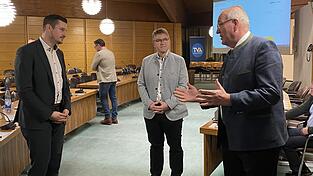 Freude trifft Fassungslosigkeit: Landrat Franz L&ouml;ffler gratuliert seinem Nachfolger Christian Schindler zur Wahl.