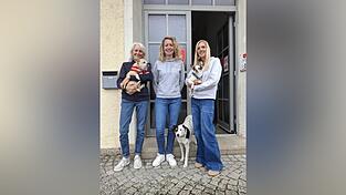 Natalie Dietzsch-Albrecht (links) mit Joschi, Stephanie Albrecht (Mitte) und Mila sowie Manuela Gru&szlig;ie mit Birdy wollen die Tier-Mensch-Beziehung von Senioren und &auml;lteren Hunden sowie Katzen verbessern.