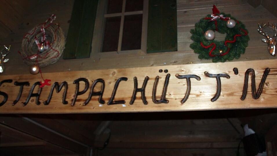 Der Christkindlmarkt und die Weihnachtspyramide geh&ouml;ren in der Adventszeit zu den beliebtesten Treffpunkten in Landshut.