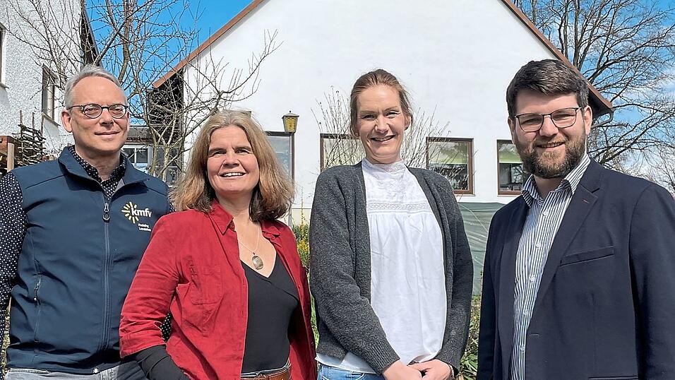 Johannes Becher (r.) und Sabine Bock (2. v. l.) informierten sich bei Tassilo Winhart und Vivian Rasemann vom Anton-Henneka-Haus in Gelbersdorf. Johannes Becher (r.) und Sabine Bock (2. v. l.) informierten sich bei Tassilo Winhart und Vivian Rasemann vom Anton-Henneka-Haus in Gelbersdorf.