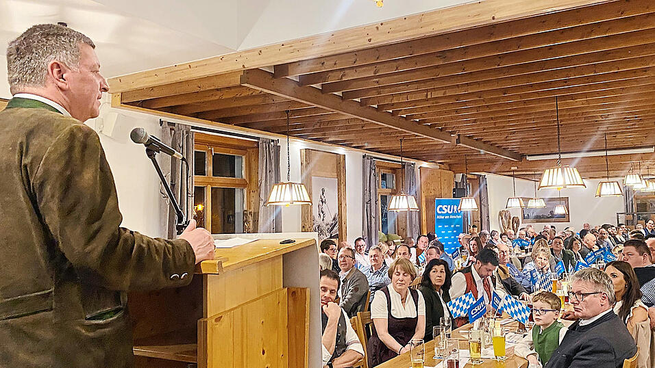 Schulden f&uuml;r mehr Aufr&uuml;stung sind notwendig, das betonte Staatsminister Bernreiter (l.) in seiner Rede im Gasthaus Rohrmeier.
