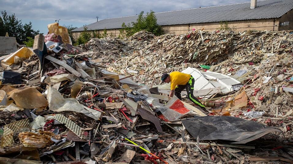 Der M&uuml;ll vor der Kirche von Techanov, einem Ortsteil von Jir&iacute;kov, ist abtransportiert. Bald soll auch die verbliebene Haldebei Br&uuml;nn verschwinden.