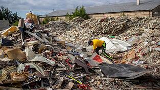 Der M&uuml;ll vor der Kirche von Techanov, einem Ortsteil von Jir&iacute;kov, ist abtransportiert. Bald soll auch die verbliebene Haldebei Br&uuml;nn verschwinden.
