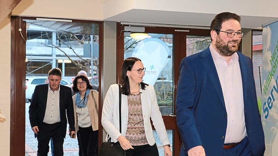 Ankunft im Landratsamt: Tobias Beck (r.) und Ewald Seifert treffen am Sonntag mit ihren Ehefrauen zur Bekanntgabe der Ergebnisse ein.