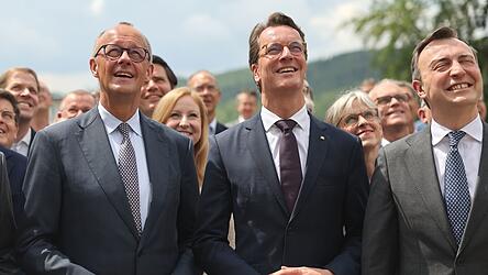 Als sei nichts gewesen: Merz, W&uuml;st und Ziemiak.