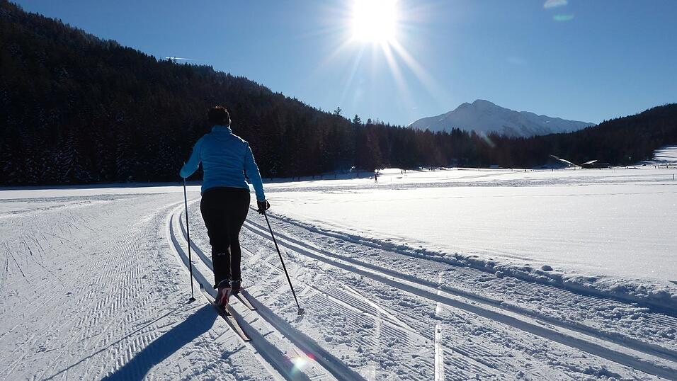 Der Schnee bleibt bisher noch liegen, das freut Wintersportler. Im Bayerischen Wald warten zahlreiche Loipen darauf, befahren zu werden. Der Schnee bleibt bisher noch liegen, das freut Wintersportler. Im Bayerischen Wald warten zahlreiche Loipen darauf, befahren zu werden.