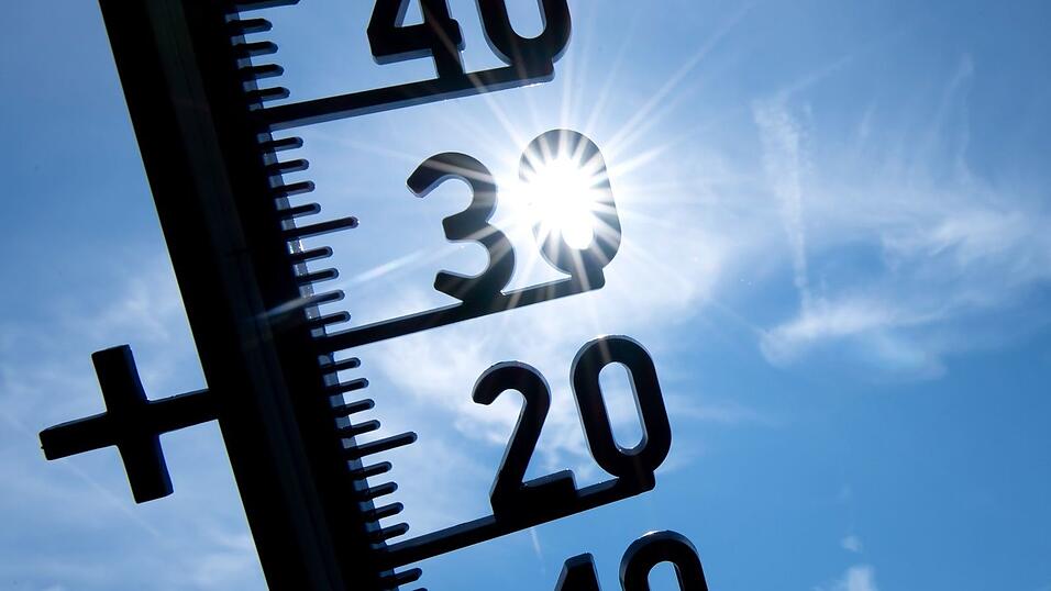 Der Deutsche Wetterdienst rät den Menschen, sich an kühlen Orten aufzuhalten. (Symbolbild)