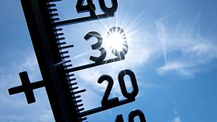 Der Deutsche Wetterdienst rät den Menschen, sich an kühlen Orten aufzuhalten. (Symbolbild)